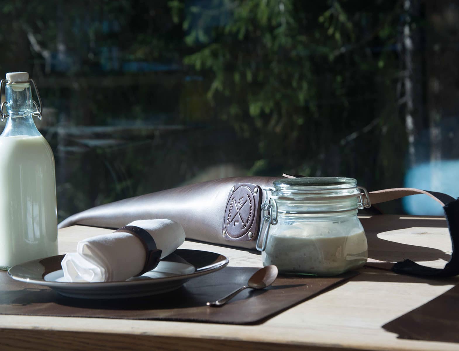 Leðursvunta WITLOFT Dökkbrún