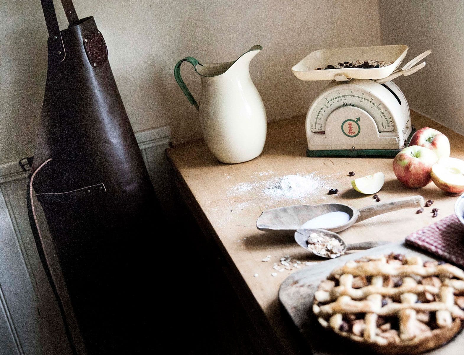 Leðursvunta WITLOFT Dökkbrún